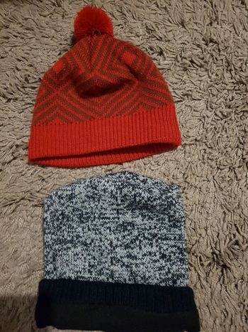 2 bonnets comme neufs