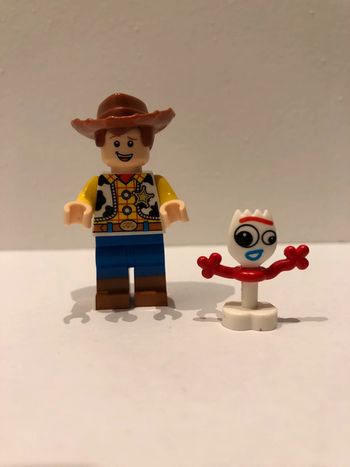 Figurine type lego Woody et fourchette. Toy Story