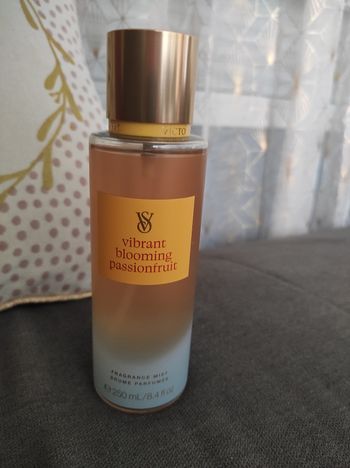 Brume parfumée Vibrant Blooming  Passionfruit Victoria’s Secret.