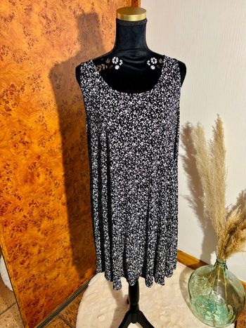 Robe noire fleurie à dos croisé – Taille L XL