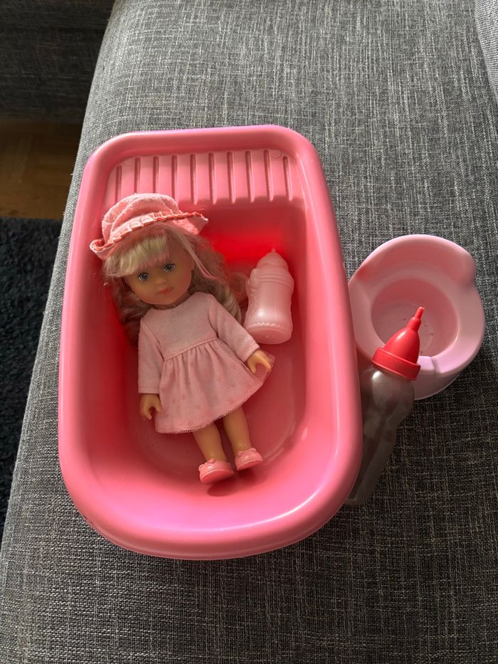 Poupée avec son bain, son pot et 2 biberons - photo numéro 2