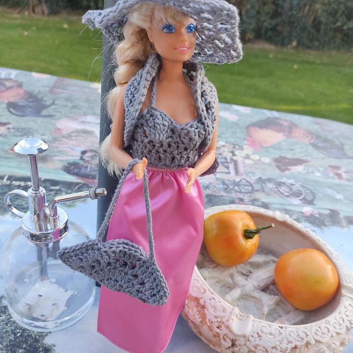 Vêtements pour Barbie 2 € - photo numéro 3