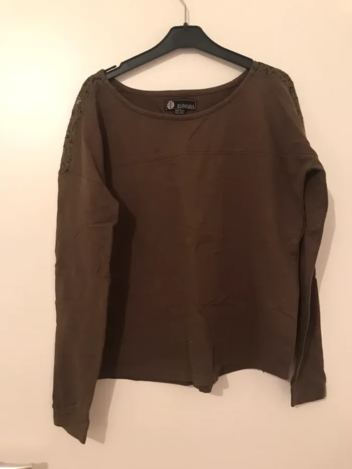 Pull vert avec dentelle