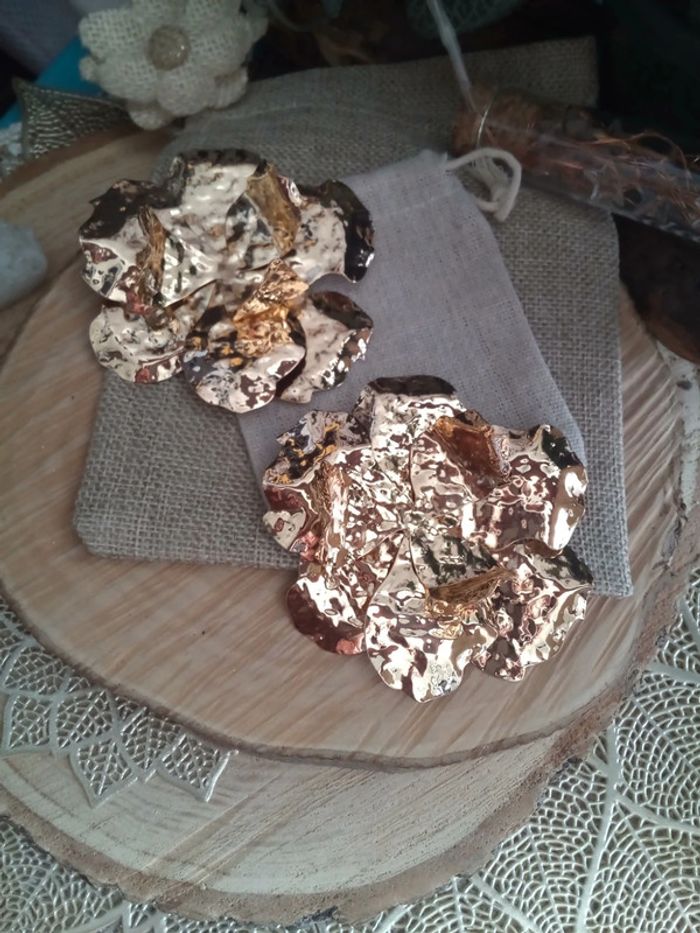 Boucles d'oreilles bohèmes grosses fleurs dorées - photo numéro 2