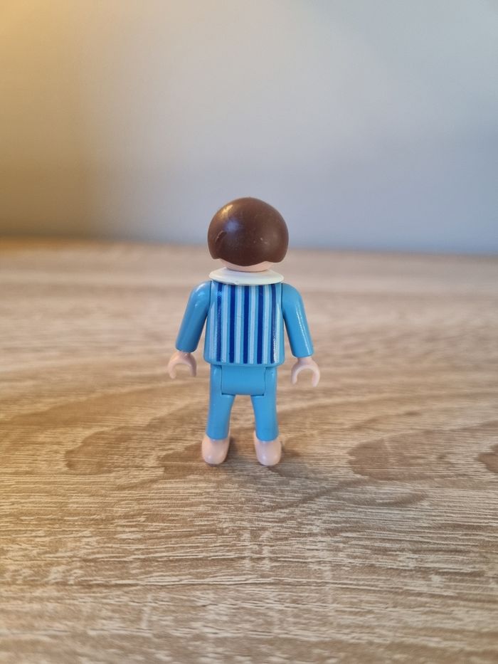 Personnage Playmobil - Petit garçon en pyjama bleu - photo numéro 2