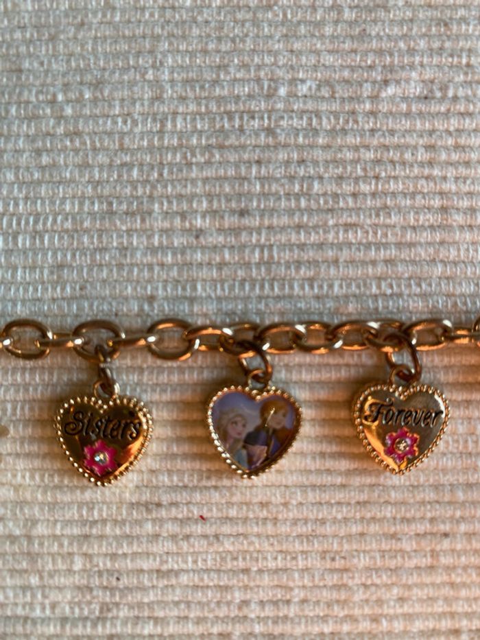 Bracelet en métal doré avec charms La Reine des Neiges Disney - photo numéro 6