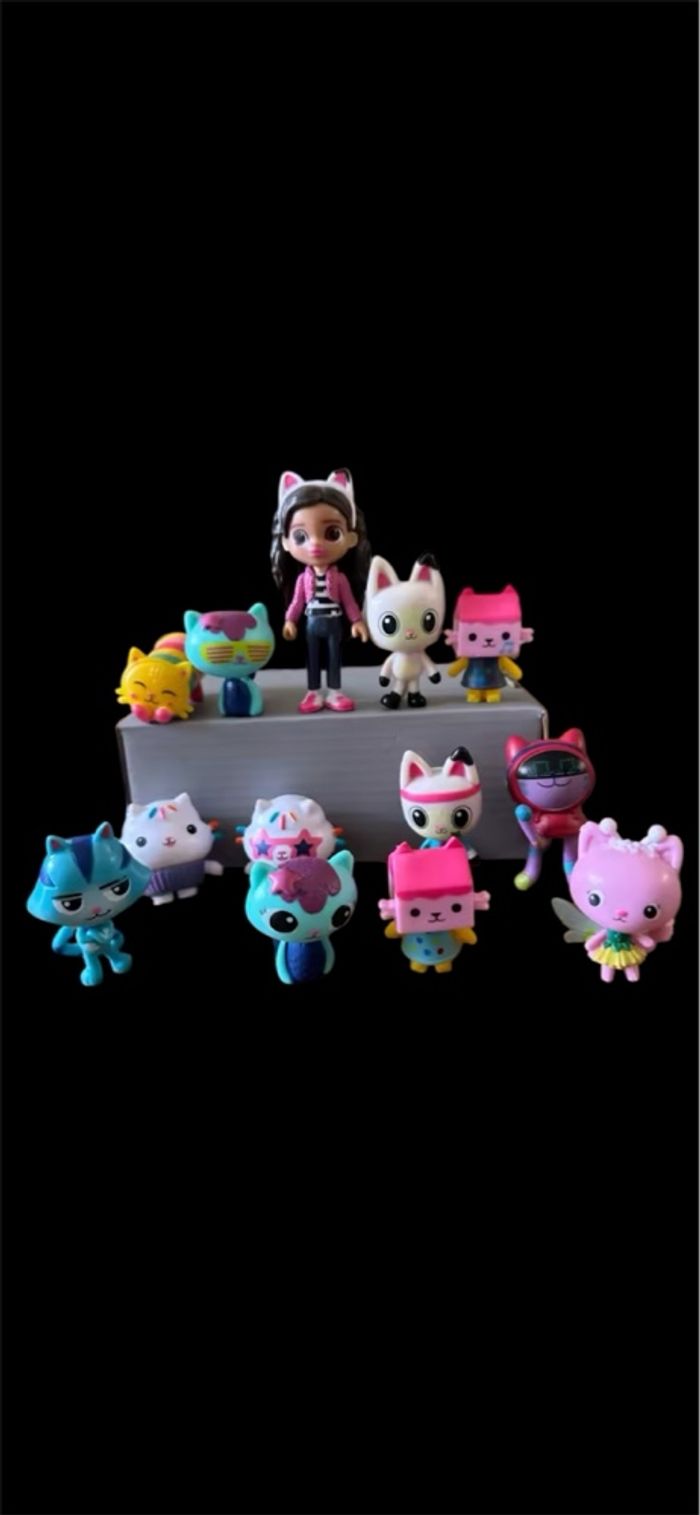 Lot 13 figurines gabby chat