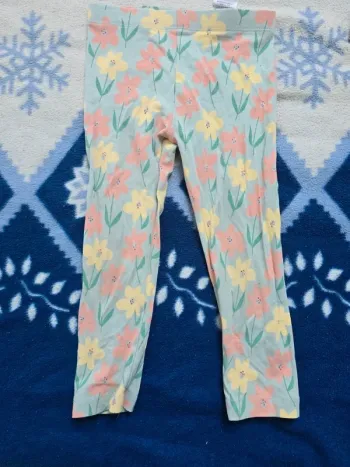 Legging vert motif fleur rose et jaune de la marque kiabi en taille 6 ans