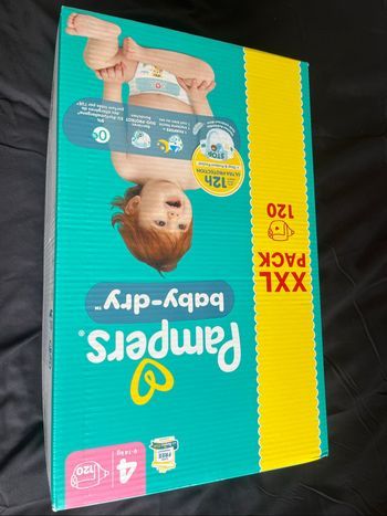 Un carton de couches Pampers, taille quatre XXL
