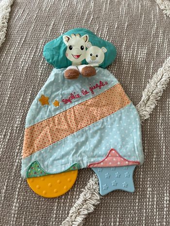 Peluche doudou plat d’éveil 23cm Sophie la girafe bleu très bon état