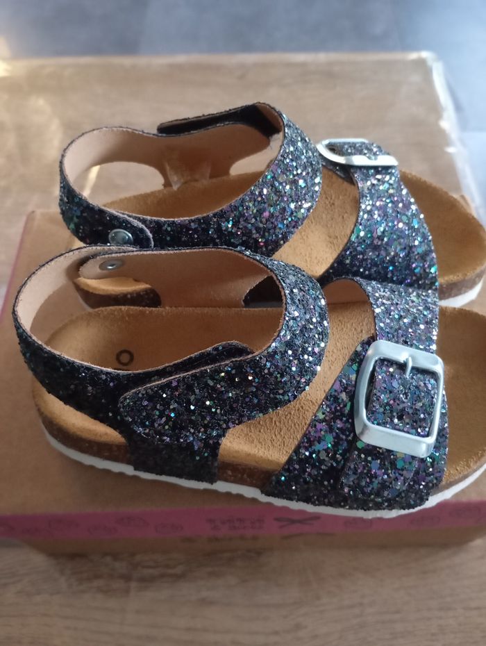 Magnifique sandales neuves pour fille en taille 27 - photo numéro 3