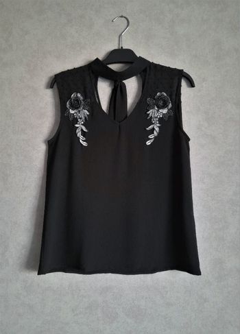 Blouse débardeur noir avec encolure ras du cou, neuve