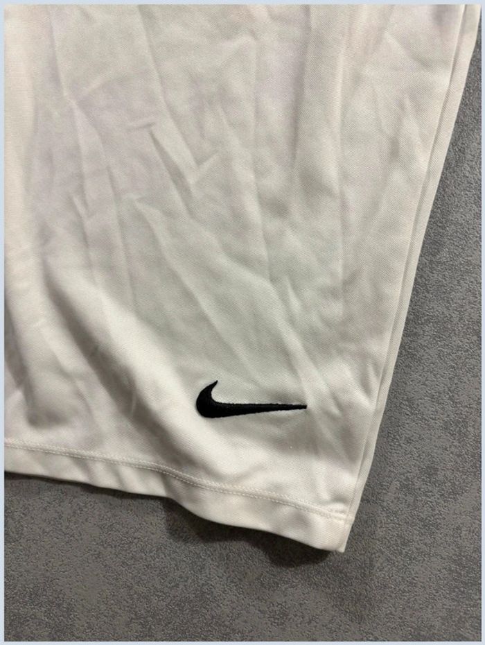 Short Nike blanc logo brodé noir avec Floquage Numéro 24 Taille M - photo numéro 2
