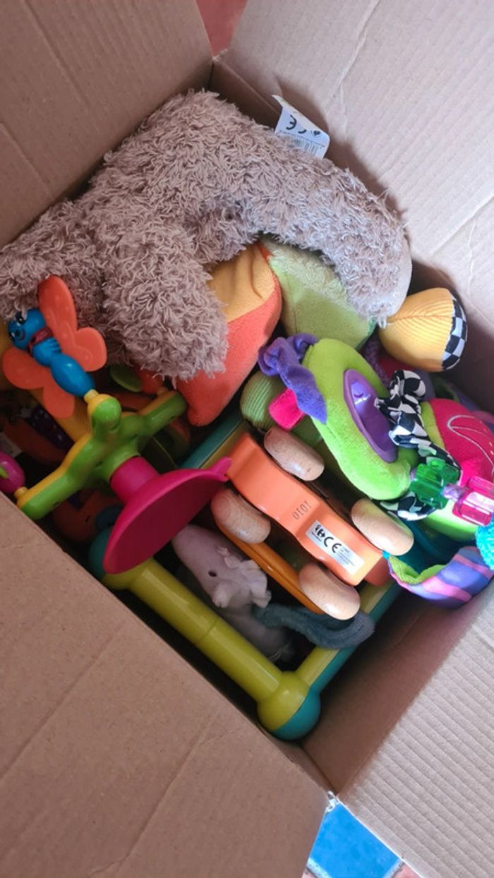 Carton de jeux 1er âge très bon état général cadeaux