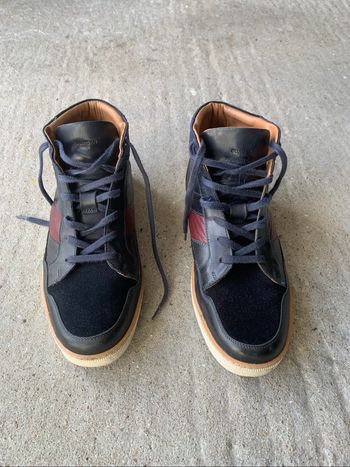 Chaussures rouge et bleue homme