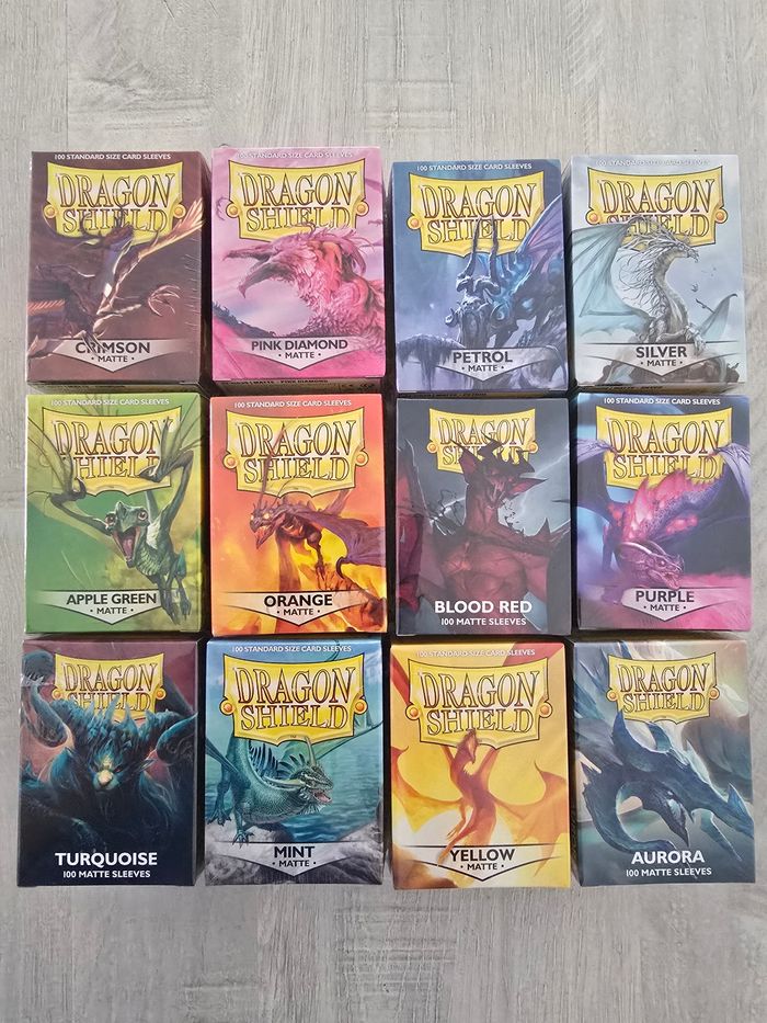 Lot de 12 Paquets de 100 sleeves Dragon Shield Matte