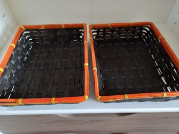 Lot de 2 corbeilles en osier noires et orange sans marque