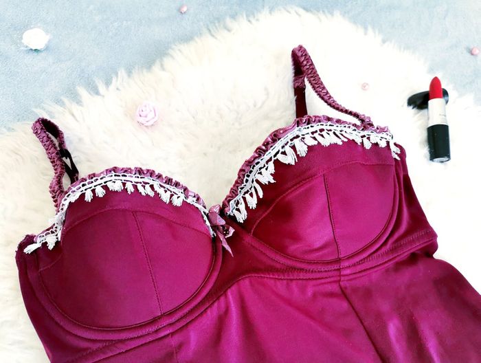 Nuisette bordeaux et blanche à volants- T.XS ou T.34 🖤 - photo numéro 2