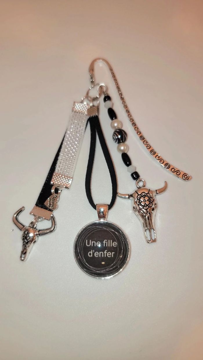 Cadeau ma fille , bijoux de sac ou marque page " une fille d'enfer"