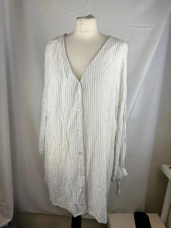 Chemise longue rayée blanche et grise - Zara