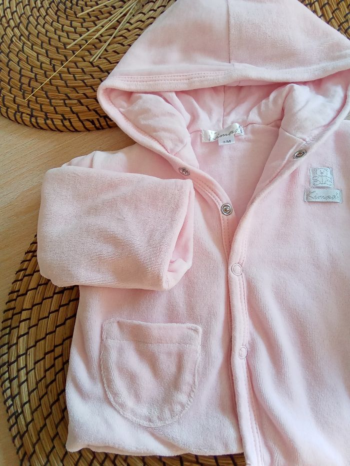 Gilet en velours rose avec capuche Kiabi 3 mois - photo numéro 3