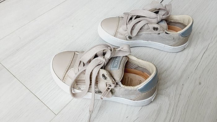 Chaussures Géox type baskets beige à fermeture avec brillants pointure 25 Neuves - photo numéro 2