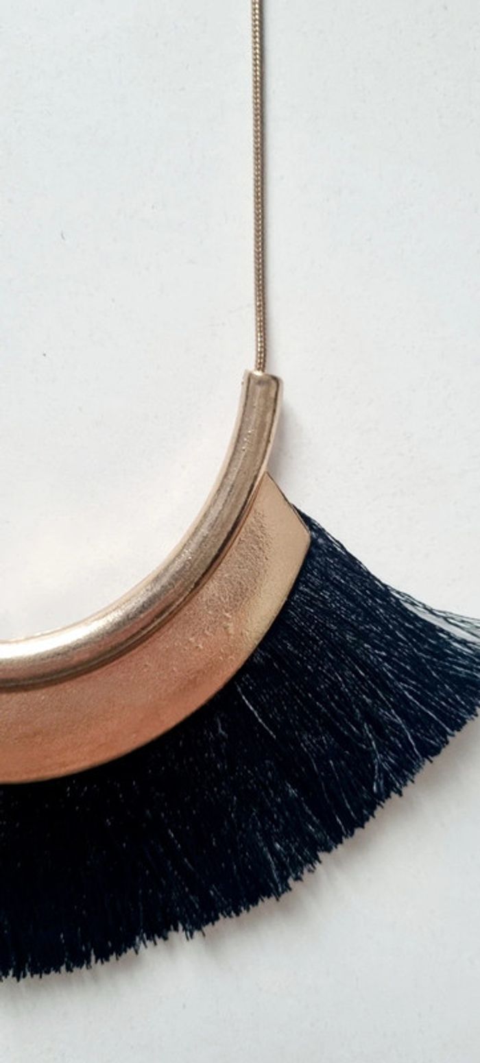 Collier doré et noir pompon frange - photo numéro 4