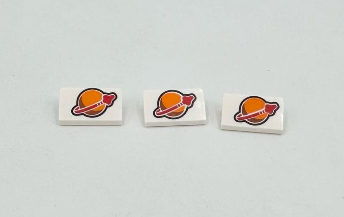 Lego Accessoires Space : lot de 3 Slopes 1x2x2/3 Logo Space Classique Orange et Rouge - NEUF