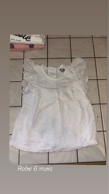 2 training et une robe blanche