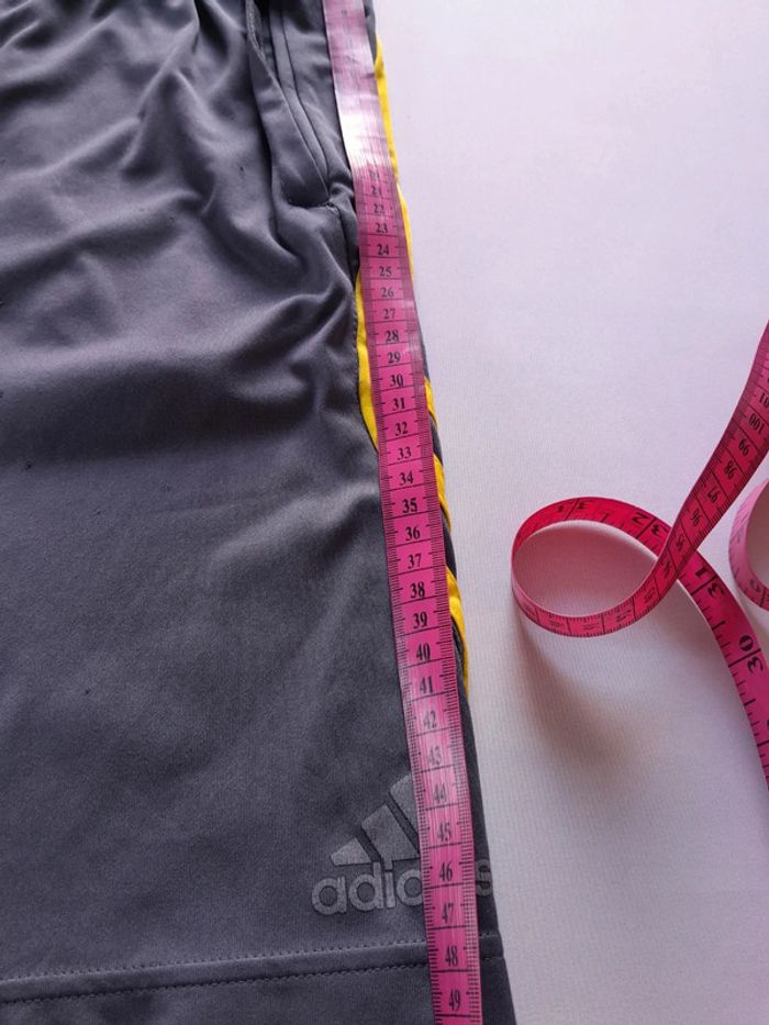 Short adidas taille M - photo numéro 13