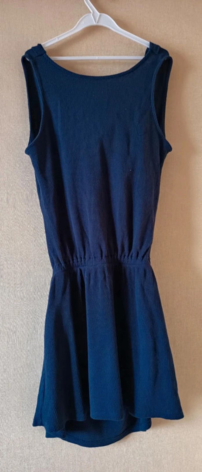 Robe courte. Sans manches. Marque Pinepo (966)
