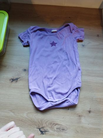 Bodie manches courtes violet étoile 12 mois mots d'enfants très bon état