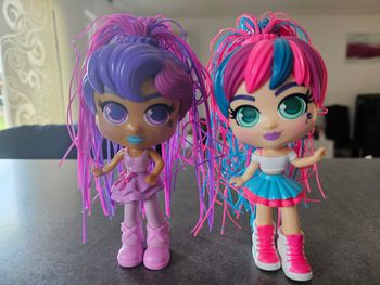 Lot de  2  poupées  curli girls