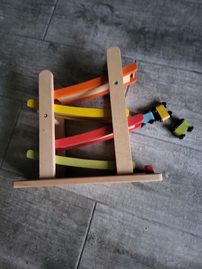 Rampe de course avec voiture en bois - photo numéro 2