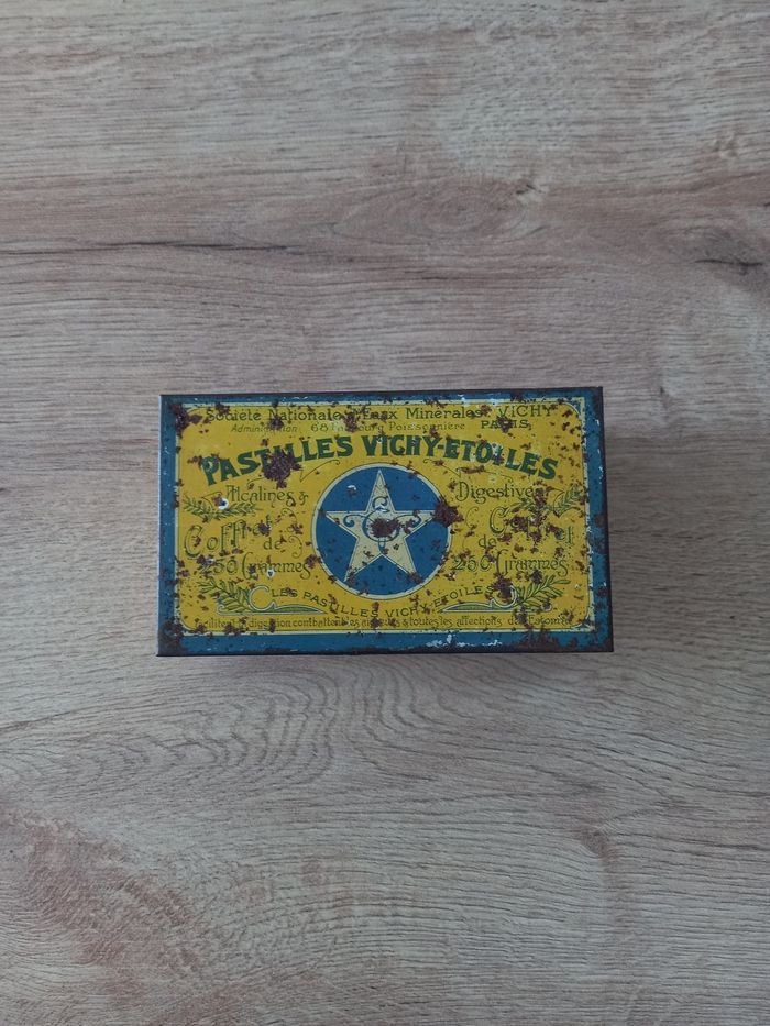 Boite ancienne en métal " Vichy Étoiles "