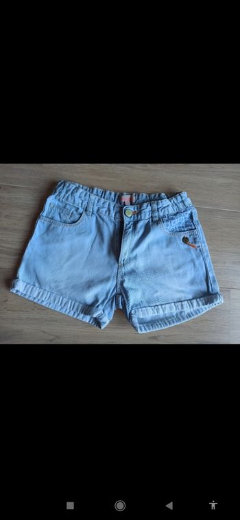 Short jean clair Lisa rose 14 ans