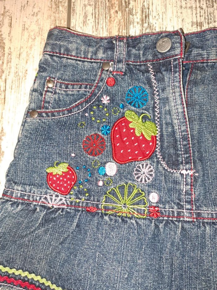 Jupe jean brodé Charlotte aux fraises - photo numéro 2