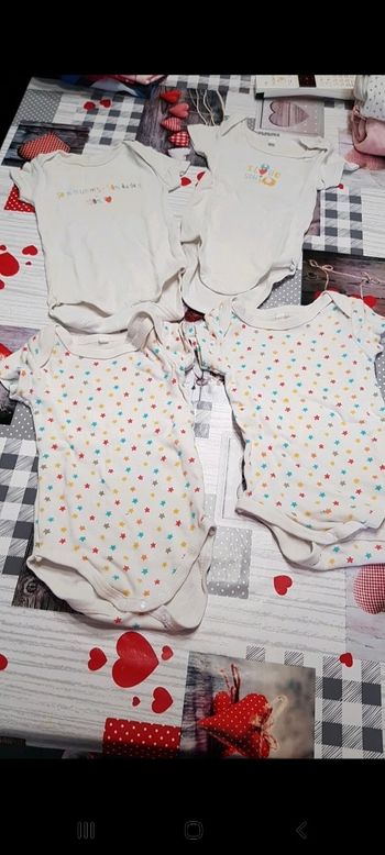 Lot 4 bodys manches courtes taille 6 mois.