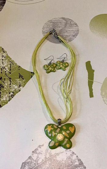 Ensemble parure bijoux collier et boucle d’oreille assorties ds  tons vert