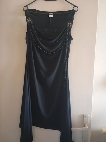 Robe asymétrique noire