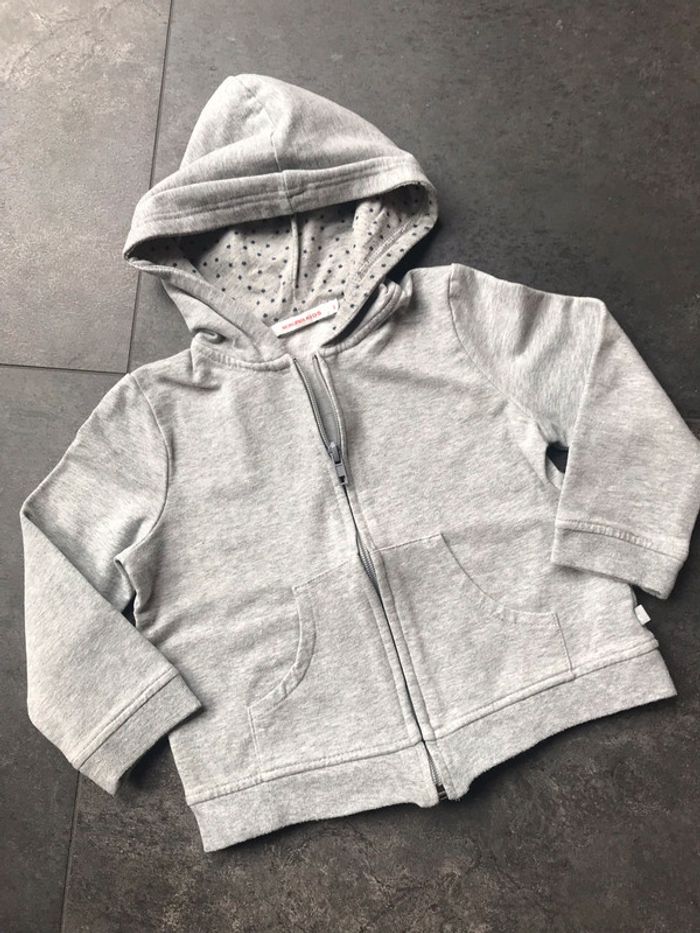 Gilet à capuche gris 3 ans