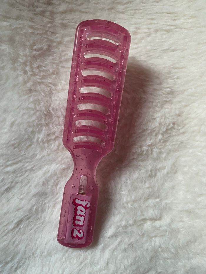 Petite brosse à cheveux lumineuse pour enfant ou collectionneur (pile à changer) - photo numéro 2