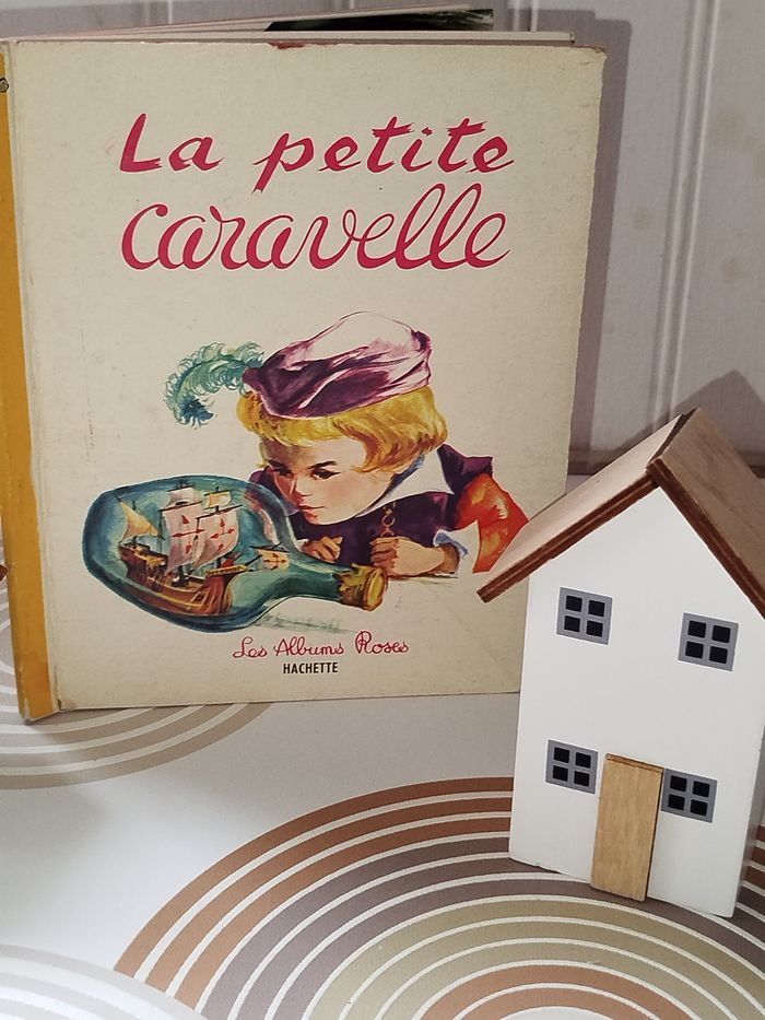 📚 Vintage Hachette Les albums Roses La petite Caravelle