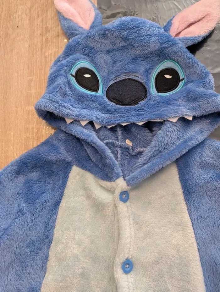 Superbe combinaison stitch avec boutons et tirette a l'arrière taille 100cm - photo numéro 3