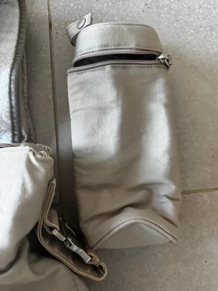 Sac à langer beige Jacadi, bon état mais petites marques d'usures dans les coins 37x26cm - photo numéro 2