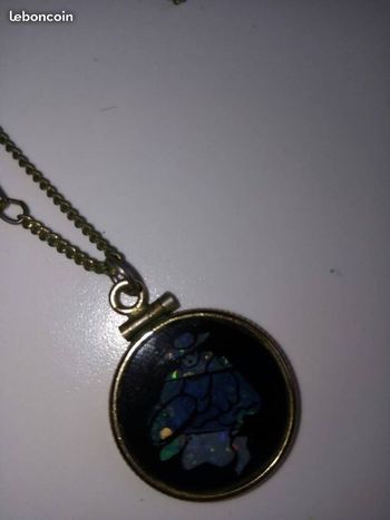 Pendentif avec collier personnage en nacre bleu