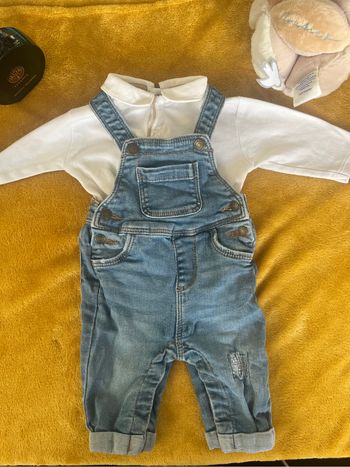 Ensemble salopette jeans tape à l’œil et t-shirt
