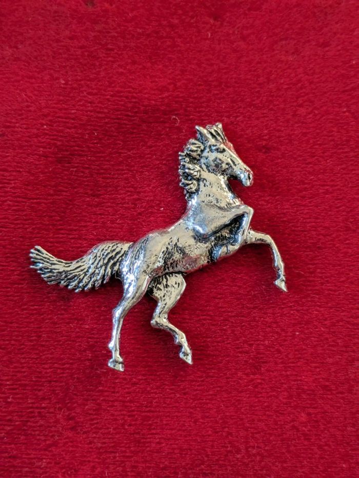 Grand pin's cheval debout en étain signé brown, horse