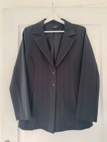 Veste noire à fines rayures taille 42