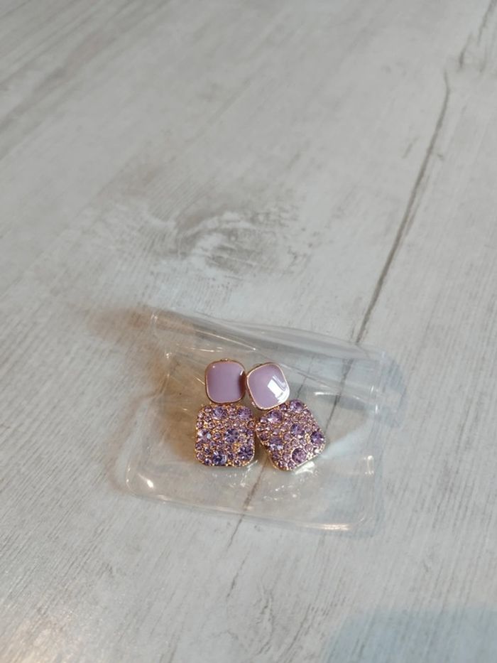 Très jolie paire de boucles d'oreilles dorées et mauves neuves